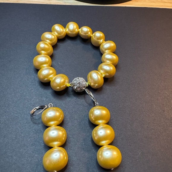 Golden Shell Pearl and Australian Crystal Bracelet and Earring Set - Picture 3 of 6